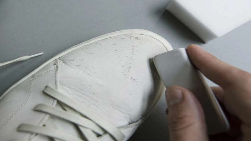 Phục hồi giày sneaker: Nguyên nhân gây tróc da và cách khắc phục hiệu quả 47 Da giày sneaker bị ẩm