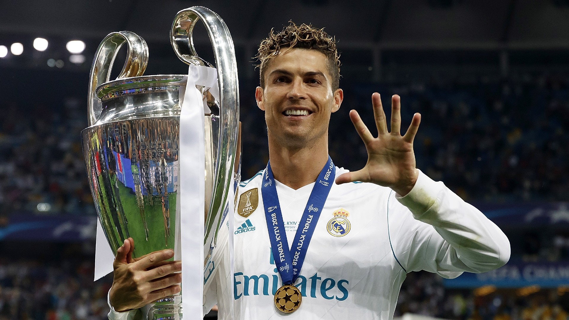 Ronaldo được UEFA vinh danh vì những đóng góp xuất sắc cho bóng đá