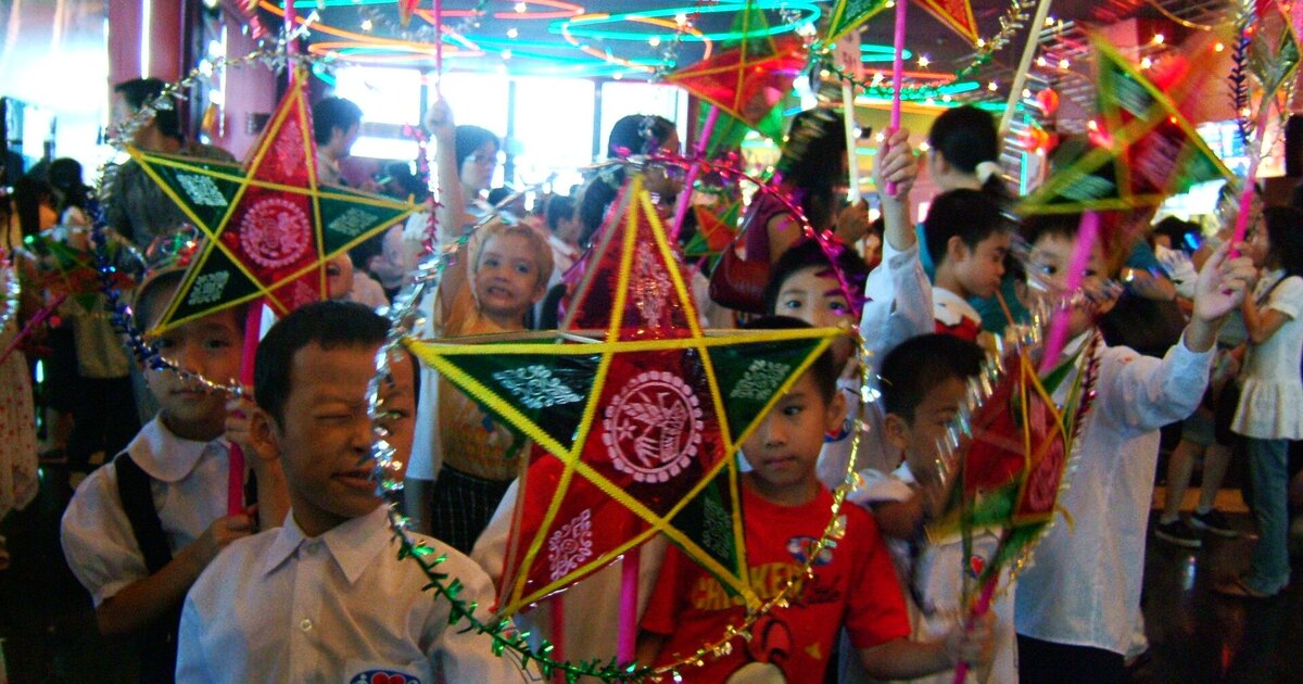 Trẻ em rước đèn ông sao dịp Tết Trung thu