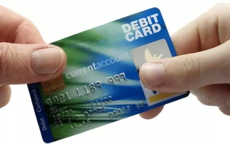 Thẻ ghi nợ là gì? Chức năng và lưu ý khi sử dụng thẻ