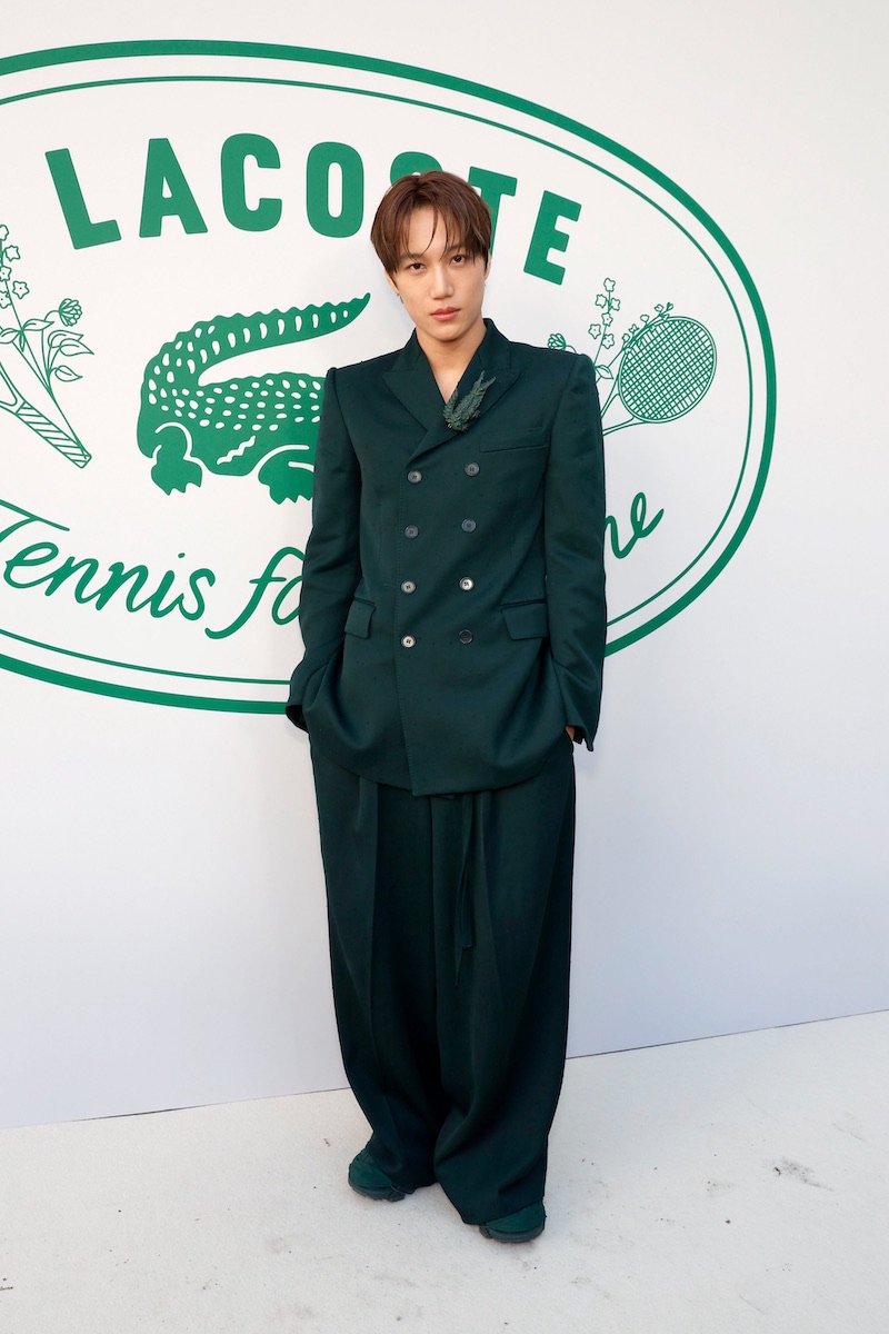 Kai tình cũ Jennie khiến 1 nam diễn viên bị hất văng lên lề 47 Kai gây náo loạn tại show Lacoste